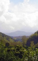 Maropati, il paese natale di Antonio Piromalli, sullo sfondo della valle