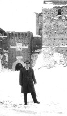 Antonio Piromalli nella neve davanti alla Rocca Malatestiana, Rimini 1966 