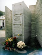 La tomba di Antonio Piromalli: nel Recinto della Memoria del cimitero di Maropati